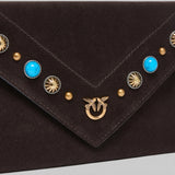 Borsa a bustina piccola in suede con borchie e tracolla