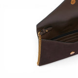 Borsa a bustina piccola in suede con borchie e tracolla