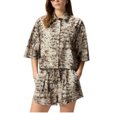 Camicia donna cropped stampata con dettagli metallici