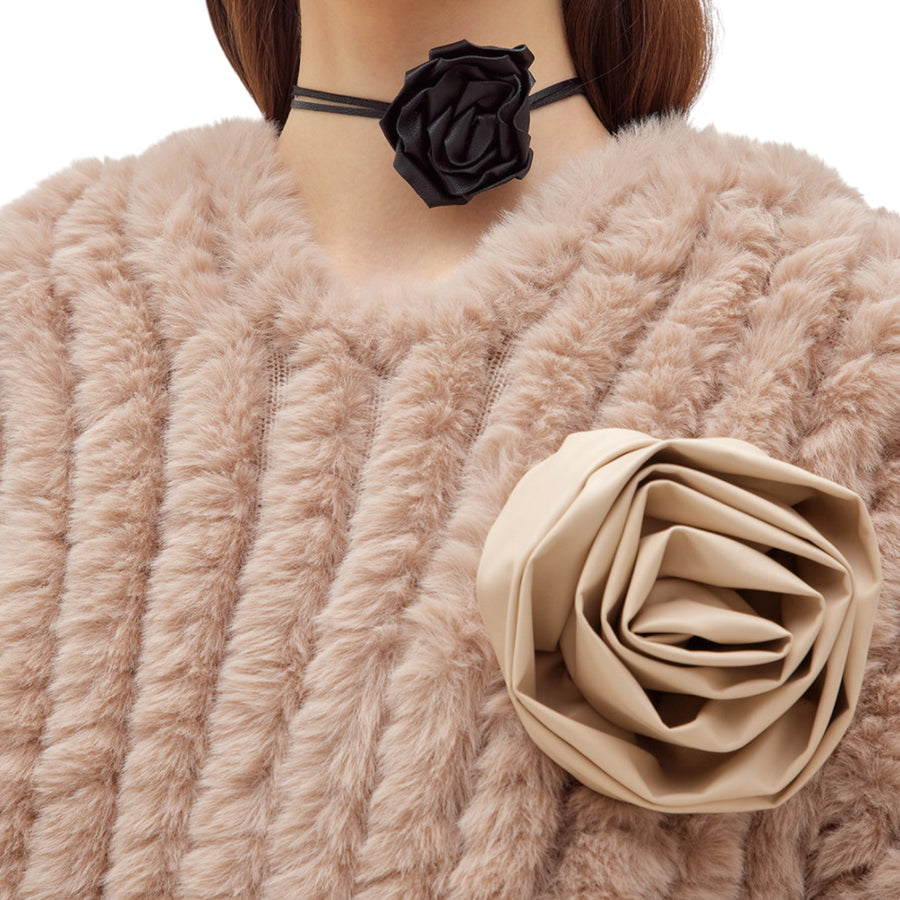 Poncho donna in faux fur con spilla