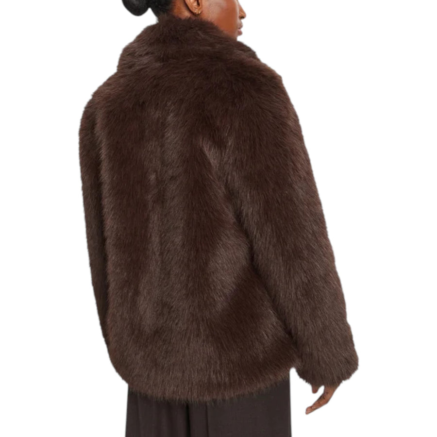 Cappotto donna corto in simipelliccia con tasche