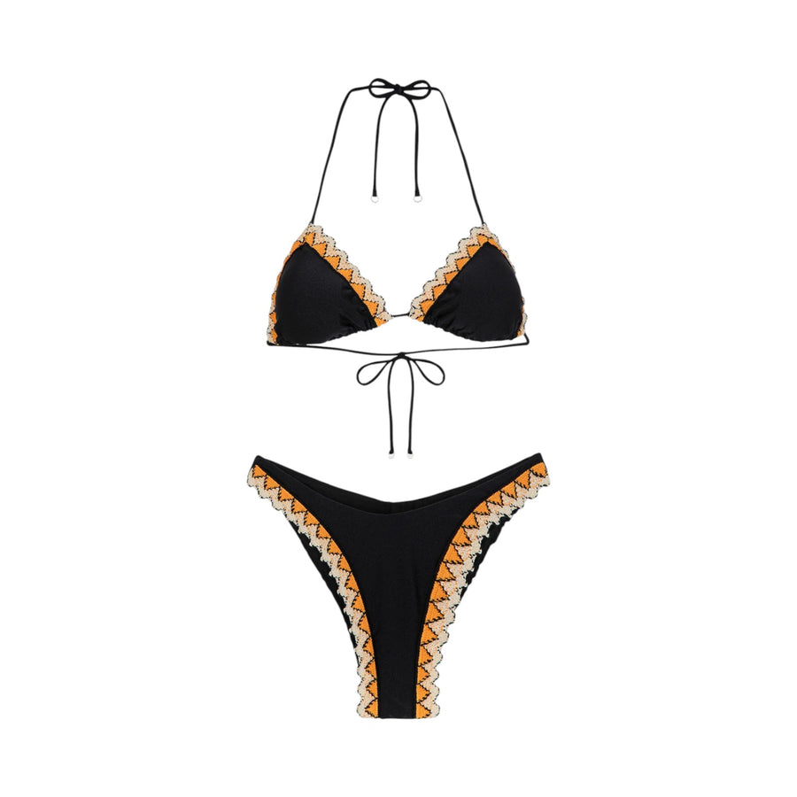 Bikini donna triangolo e slip americano fisso guarda pampa