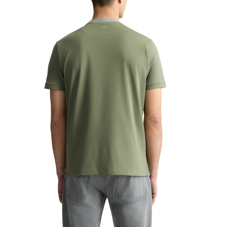 T-shirt verde con tasca
