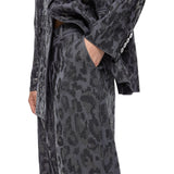 Pantalone donna wide leg con fantasia maculata e microstrass