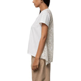 T-shirt donna scollo a v con pizzo sulla schiena