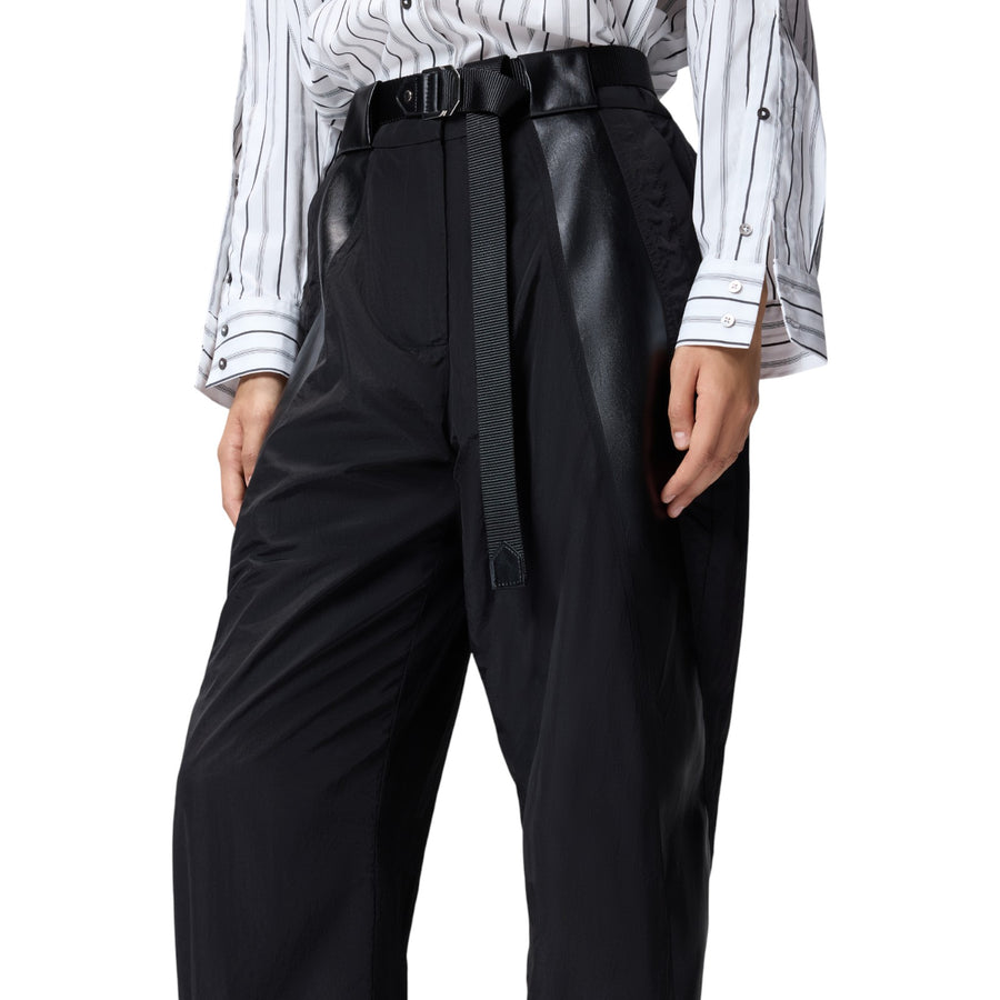 Pantalone donna nero in tela tecnica con dettagli in tessuto spalmato